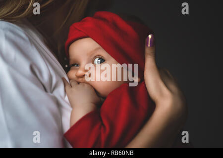 Amorevole Madre Cuddling Neonato figlia sulla spalla. Foto Stock