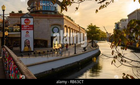 Aveiro, Portogallo - 01 Settembre 2017: Forum Aveiro sulle rive del fiume canale, Aveiro, Portogallo. Foto Stock