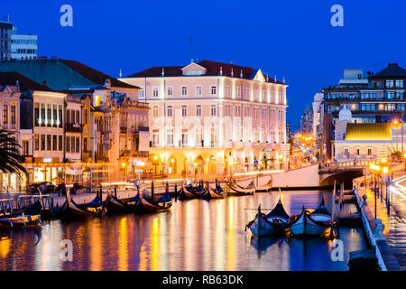 Aveiro, Portogallo - 02 Settembre 2017: fine della giornata nel canale centrale di Ria de Aveiro, Portogallo Foto Stock