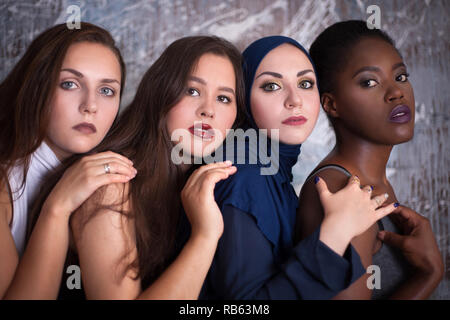 Ritratto di quattro ragazze con diverso colore della pelle e della nazionalità in studio. Foto Stock