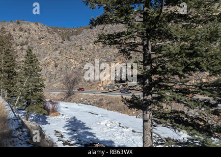 Idaho Springs, Colorado - Clear Creek, parzialmente congelati in inverno, scorre lungo la US Highway 6 attraverso chiare Creek Canyon. Il torrente scorre dai Conti Foto Stock