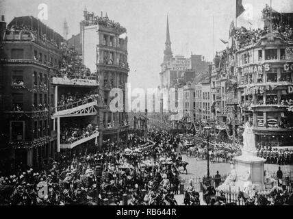 Fotografia di diamante del Giubileo processione in Londra. Signore Frederick Sleigh Roberts (1832 - 1914) è visto la supervisione del regime in san Paolo sagrato. La cerimonia ha segnato il giubileo di diamante della regina Victoria (1819 - 1901). Datata 1897 Foto Stock