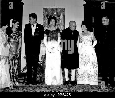 1961, il Primo Ministro indiano Jawaharlal Nehru dà una cena in onore di U.S. Presidente e signora John F. Kennedy presso l Ambasciata Indiana Foto Stock