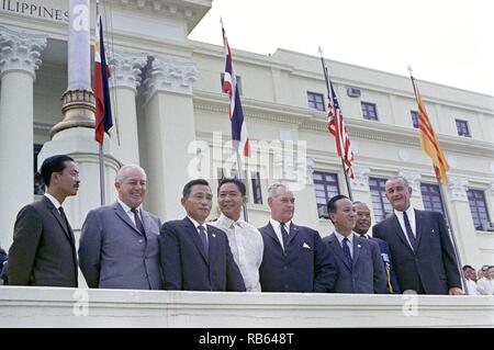 President Park Chung-hee (terza a sinistra) al 1966 convenzione SEATO nelle Filippine. Erano inoltre presenti da sinistra a destra: Vice presidente Ky (Vietnam del Sud) Ferdinand Marcos (Filippine (camicia bianca), Westmoorland generale e presidente Thieau (Vietnam del Sud). A destra è il presidente statunitense Lyndon Johnson. Foto Stock