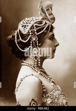 Margaretha MacLeod, meglio conosciuto con il nome di fase Mata Hari, 1876-1917, olandese danzatrice esotica e cortigiana che è stata accusata di essere una spia ed eseguito dal plotone di esecuzione in Francia Foto Stock