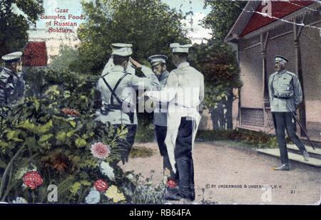 Tsar campioni degli alimenti di soldati russi durante una visita al fronte nella prima guerra mondiale. 1915. Tsar Nicholas II nel mangiare con soldati e un cuoco come Granduca Nikolai Nikolayevich della Russia si erge a lato. Foto Stock