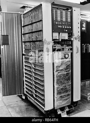 Vista di IBM computer digitale modello 7090 nucleo magnetico dell'installazione. ITT Artic Services, Inc., fotografia ufficiale sito BMEWS II, chiaro, AK, dal fotografo sconosciuto, 17 settembre 1965. Clear Air Force Station, missile balistico Early Warning System Site II. Foto Stock