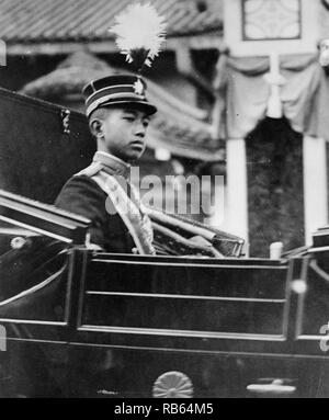 Fotografia di Hirohito, Imperatore del Giappone, mezza lunghezza verticale, rivolto verso destra, seduto nella carrozza con crisantemo emblema sulla porta. Datata 1918 Foto Stock