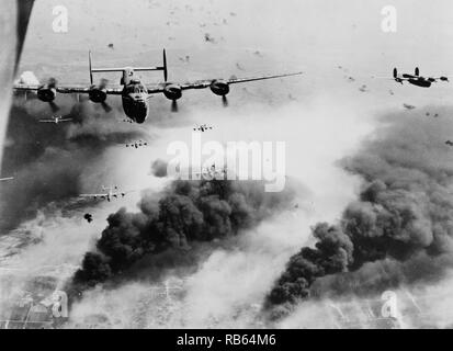 Fotografia che mostra le onde di consolidata B-24 liberatori del XV AAF sorvola la zona bersaglio, la Concordia Vega raffineria di petrolio, Romania. Datata 1944 Foto Stock