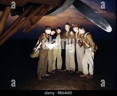 Fotografia a colori di un equipaggio di combattimento a ricevere le loro istruzioni finali prima di decollare in un YB-17 bombardiere, Langley Field, Virginia. Datata 1942 Foto Stock