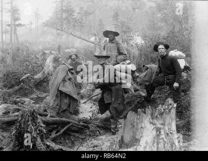 Stampe fotografiche di quattro i cercatori poste su di un sentiero, Alaska. Datata 1897 Foto Stock