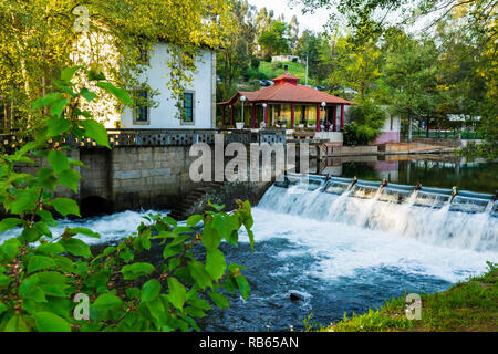 Rio Vizela passando pelo parque da cidade Foto Stock