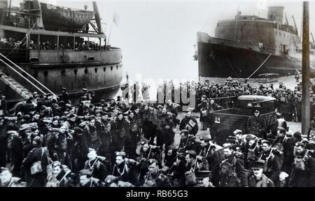 La Seconda Guerra Mondiale: Soldati britannici arriva a prendere parte alla Battaglia di Francia 1940 Foto Stock