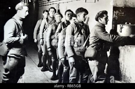 La Seconda Guerra Mondiale: soldati francesi prendere zuppa da una cucina dentro le fortificazioni entro la linea Maginot, Francia 1940 Foto Stock