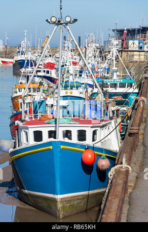 Barche da pesca nel porto di Bridlington, Bridlington, East Riding of Yorkshire, Inghilterra, Regno Unito Foto Stock