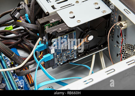 Collegamento tipico di un disco rigido usando i cavi SATA, blu del cavo dati SATA e il connettore dal di sotto è la potenza del cavo SATA. Foto Stock