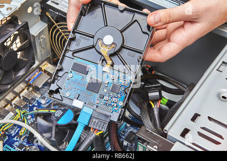Repairman è l'installazione di un disco rigido interno del PC desktop, vicino. Foto Stock
