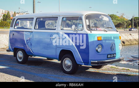 Lisbona, Portogallo-dicembre 25, 2016: Volkswagen transporter tipo 2 (T2) a strade di città Foto Stock