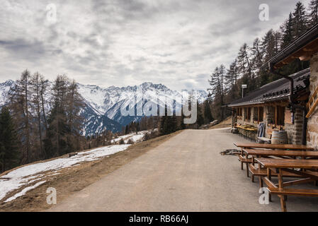 La Malga Stabli - Alpi Italiane Montagne ristorante bar di Ortisè, un piccolo e pittoresco borgo nel comune di Mezzana, Trento Italia Foto Stock