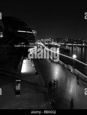 Southbank Promenade e il Municipio dal Tower Bridge, London, Regno Unito. Foto Stock