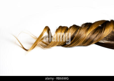 Pezzo di colore marrone lucido ricci balayage capelli bianchi su sfondo isolato Foto Stock