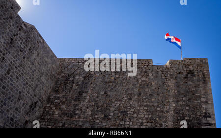 Bandiera croata sulla sommità delle mura della città vecchia di Dubrovnik, Croazia Foto Stock