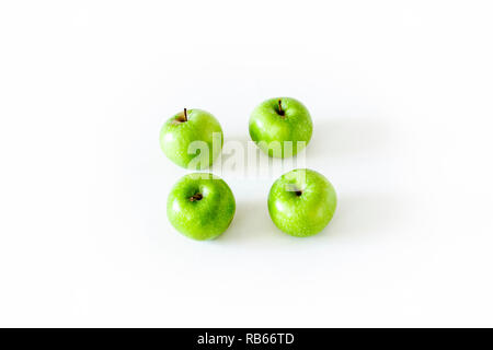 Un gruppo di quattro green le mele Granny Smith isolato su uno sfondo bianco Foto Stock