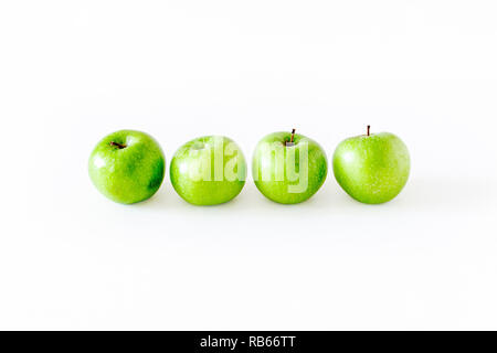 Un gruppo di quattro green le mele Granny Smith isolato su uno sfondo bianco Foto Stock