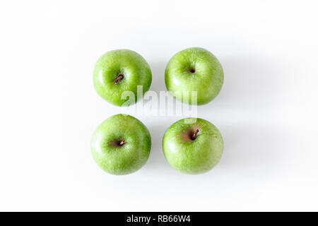 Un gruppo di quattro green le mele Granny Smith isolato su uno sfondo bianco Foto Stock