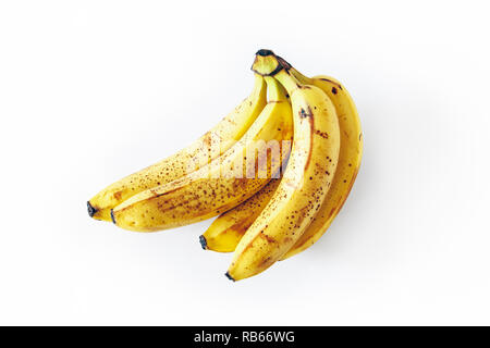 Un mazzetto di cinque leggermente surmature banane isolato su uno sfondo bianco Foto Stock