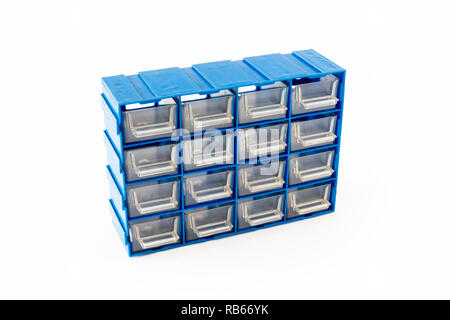 Una 16-cassetto in plastica blu armadio con cassetti trasparenti isolata contro uno sfondo bianco Foto Stock