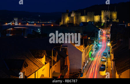 Conwy Castle al crepuscolo, guardando verso il basso Berry Street e Castle Street. Immagine presa nel gennaio 2019. Foto Stock