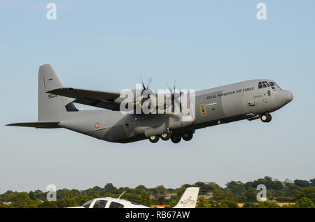 Royal Norwegian Air Force Lockheed C-130J Hercules aereo da trasporto 5629 di nome Nanna. Aereo RNoAF C-130 in decollo da North Weald, Regno Unito Foto Stock