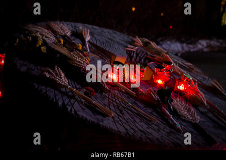 Pietra rotonda con candele e frumento spike a le luci della notte al territorio del Museo Nazionale delle vittime Holodomor Memoriall. L'Ucraina grande carestia Foto Stock