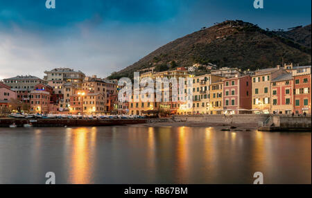 Vista sul lungomare di edifici storici di Nervi, Genova, Italia di notte con i riflessi delle luci sull acqua Foto Stock