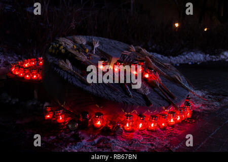 Pietra rotonda con candele e frumento spike a le luci della notte al territorio del Museo Nazionale delle vittime Holodomor Memoriall. L'Ucraina grande carestia Foto Stock