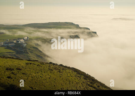 Banco di nebbia la laminazione in Rhossili Bay. Aprile 2015. Credito: Phillip Roberts Foto Stock