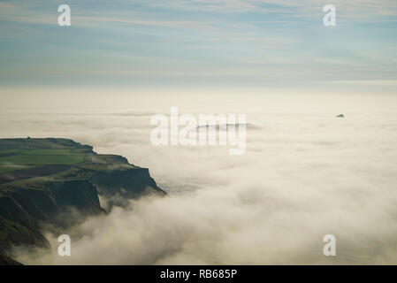 Banco di nebbia la laminazione in Rhossili Bay. Aprile 2015. Credito: Phillip Roberts Foto Stock