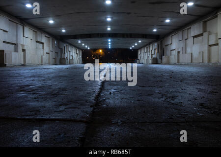 Dark spooky sottopassaggio di notte, angolo basso Foto Stock