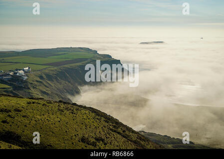 Banco di nebbia la laminazione in Rhossili Bay. Aprile 2015. Credito: Phillip Roberts Foto Stock