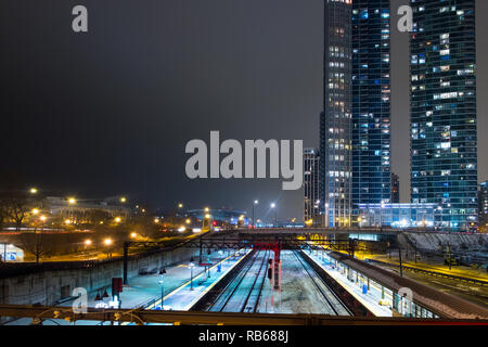 Chicago Museum Campus stazione ferroviaria in inverno sera con luminosi luci pubbliche e appartamento di lusso torre in background Foto Stock