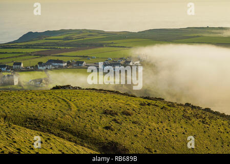 Banco di nebbia la laminazione in Rhossili Bay. Aprile 2015. Credito: Phillip Roberts Foto Stock