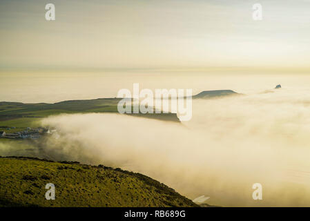 Banco di nebbia la laminazione in Rhossili Bay. Aprile 2015. Credito: Phillip Roberts Foto Stock