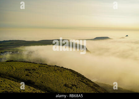 Banco di nebbia la laminazione in Rhossili Bay. Aprile 2015. Credito: Phillip Roberts Foto Stock