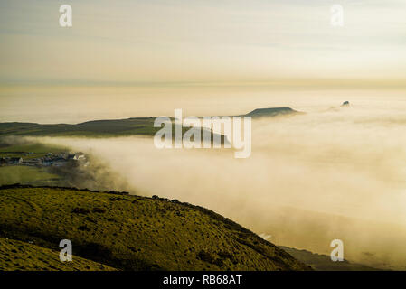 Banco di nebbia la laminazione in Rhossili Bay. Aprile 2015. Credito: Phillip Roberts Foto Stock