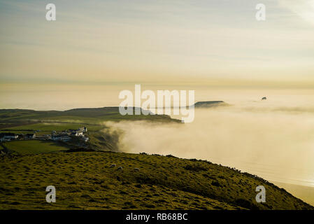 Banco di nebbia la laminazione in Rhossili Bay. Aprile 2015. Credito: Phillip Roberts Foto Stock