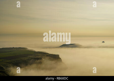 Banco di nebbia la laminazione in Rhossili Bay. Aprile 2015. Credito: Phillip Roberts Foto Stock