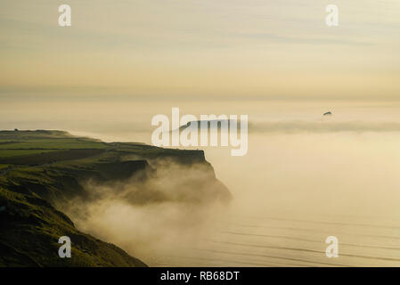 Banco di nebbia la laminazione in Rhossili Bay. Aprile 2015. Credito: Phillip Roberts Foto Stock