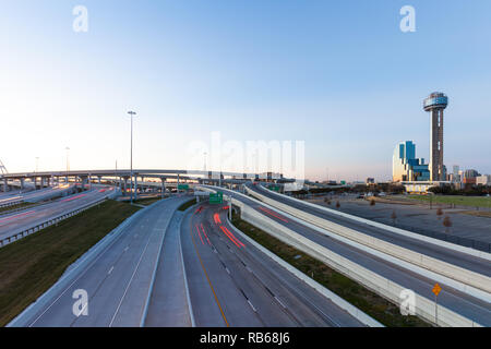 Dallas, Texas interstate con moto auto sfocata al crepuscolo Foto Stock