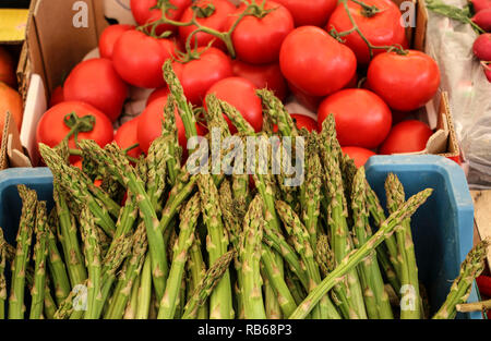 Gli asparagi e i pomodori su uno dei mercati contadini in Roma, Italia Foto Stock